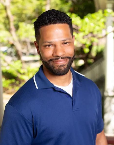 Ryan N. Edwards, LCPC practices Licensed Clinical Professional Counselor in Glen Ellyn and Oak Park
